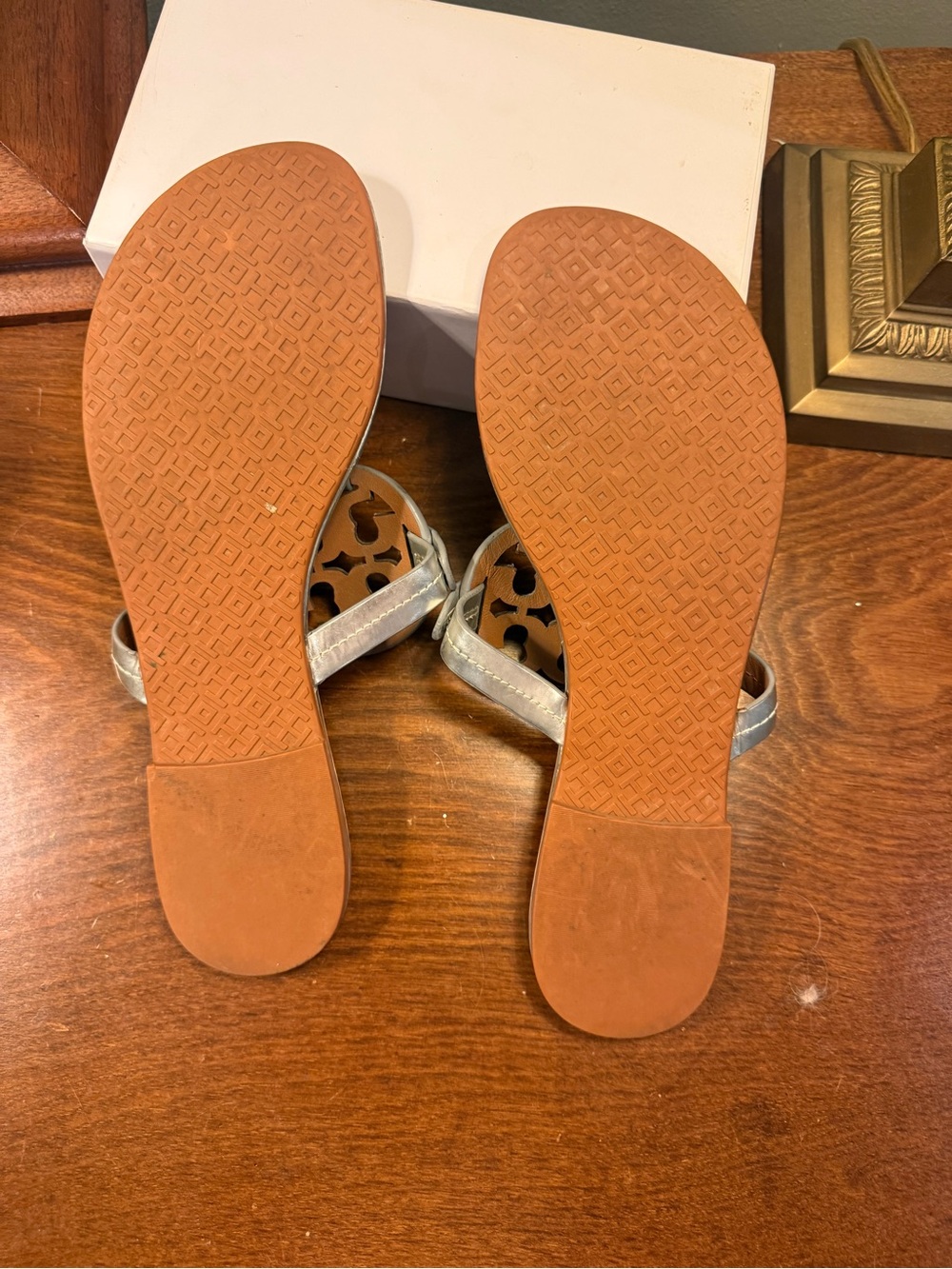 Tory Burch Miller Silver/Tan Leather Logo Thong Sandals Size 8.5 - Picture 9 of 10